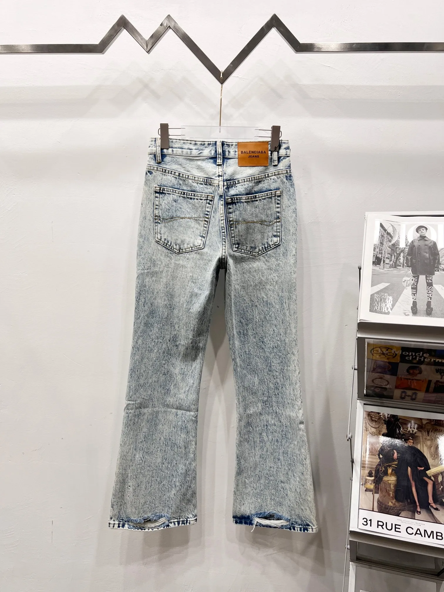 P230 Style number: (r081) GALLERY DEPT. 2025 new light blue simple washed and distressed couple style loose straight jeans 🔥High version🔥High version🔥 Top ceiling quality Styles with different washed textures are very friendly to people with thin legs and thick legs. The straight and loose version is very flattering. Moderate length that never goes out of style, easy to match with casually, basic styling for various styles, a must-have in the wardrobe! The fabric is stiff but also makes the upper body soft without losing texture. The washing process is even more perfect. It is a must-have item for everyone! ! ! Washed wheat, hang tag, pants label, complete with three labels Color: light blue Size: 28, 30, 32, 34, 36 (five sizes)